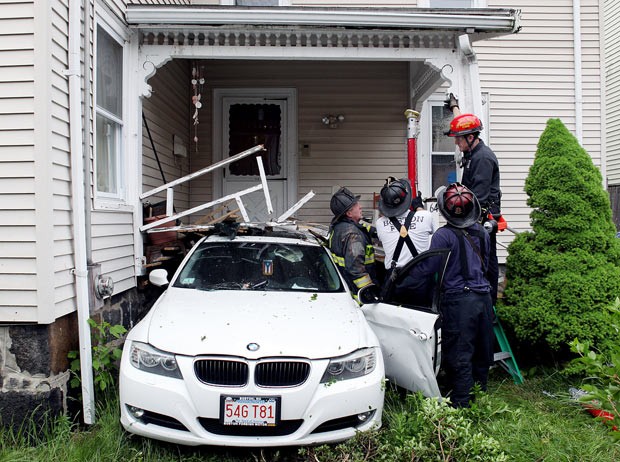 Em maio de 2012, um menino de oito anos pegou a BMW de sua mãe e acabou batendo contra a casa da família em Boston, no estado de Massachusetts (EUA). Segundo as autoridades, ninguém ficou ferido no acidente (Foto: Angela Rowling/Boston Herald/AP)