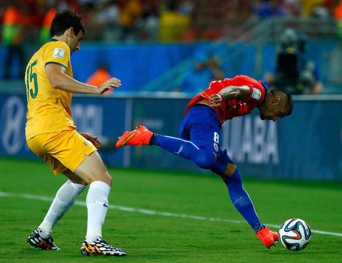 Jedinak Vidal and Chile vs. Australia (Photo: Reuters)