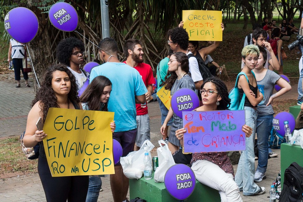Manifetantes protestam na USP (Foto: Rogério de Santis/Futura Press/Estadão Conteúdo)