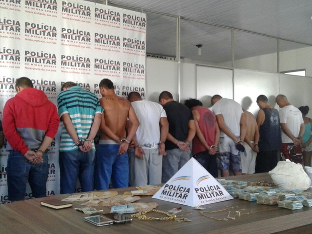Operação da Polícia Militar em Divinópolis (Foto: G1)