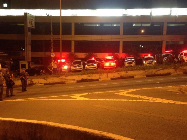 Viaturas da Polícia Militar posicionadas na rua onde Lula mora (Foto: Glauco Araújo/G1)