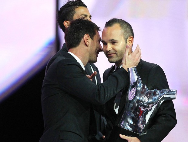 Iniesta Messi prêmio UEFA Liga (Foto: AFP)