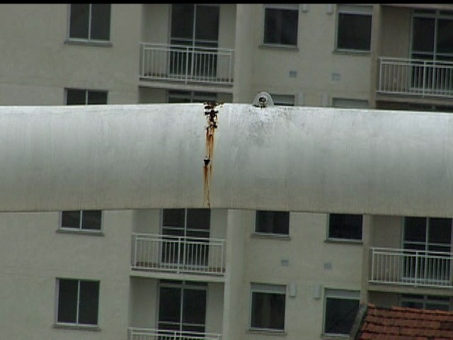 GloboCop filmou detalhe da rachadura na estrutura da cobertura do Engenhão (Foto: Reprodução / GloboCop)