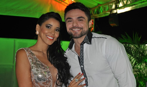 Niara Meireles e Daniel Viana foram apresentadores do Show Encanta Ceará 2013. (Foto: Assessoria de Comunicação / SVM)