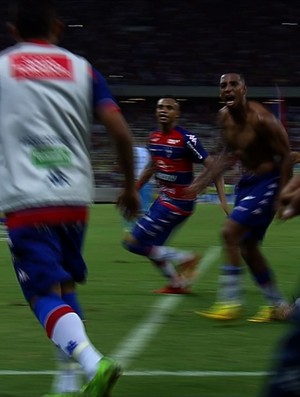 Fortaleza x Uniclinic Campeonato Cearense Arena Castelão comemoração (Foto: Reprodução/TV Verdes Mares)