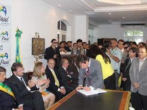 Novos secretários assinam termo de posse no Palácio de Karnak  (Foto: Raimundo Soares/ TV Clube)