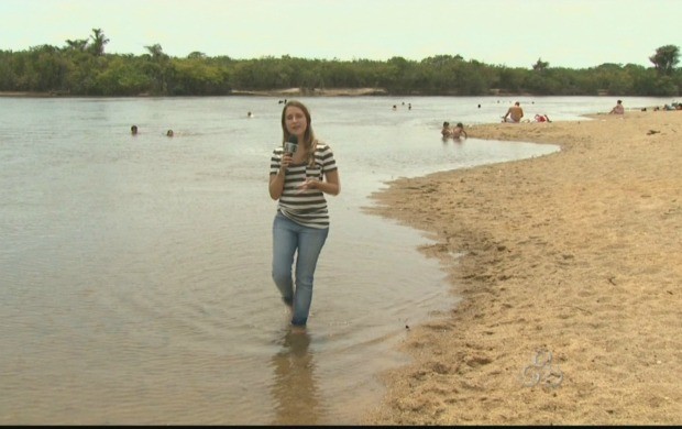 A repórter Ana Lívia Sá visitando um balneário de Boa Vista (Foto: Bom Dia Amazônia)