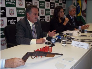 Segundo diretor da Polícia Civil, Onofre de Moraes, arma calibre 36 era usada como forma de ameaça (Foto: Felipe Néri / G1)