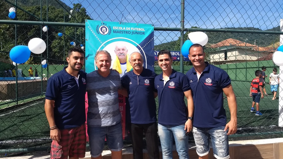 Rodrigo, filho de Júnior, Zico, Júnior, Leonardo e Régis na inauguração da escolinha (Foto: Felipe Siqueira)