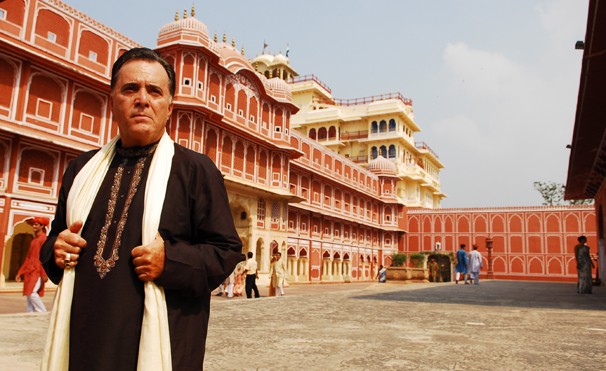 Opash (Tony Ramos) em cena de Caminho das Índias gravada na Índia (Foto: CEDOC Globo)