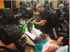 Gracyanne Barbosa mostra músculos em dia de academia