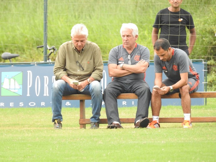 Godinho, Plínio Serpa Pinto e Rodrigo Caetano acompanham o treino (Foto: Fred Gomes/GloboEsporte.com)