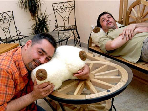 Em 2010, uma empresa croata lançou um travesseiro em forma de seios. Segundo a companhia localizada em Slavonski Brod, cerca de 200 quilômetros da capital Zagreb, o travesseiro é ideal para assistir TV, pois deixa o pescoço em uma posição cômoda devido à sua forma anatômica. (Foto: AFP)