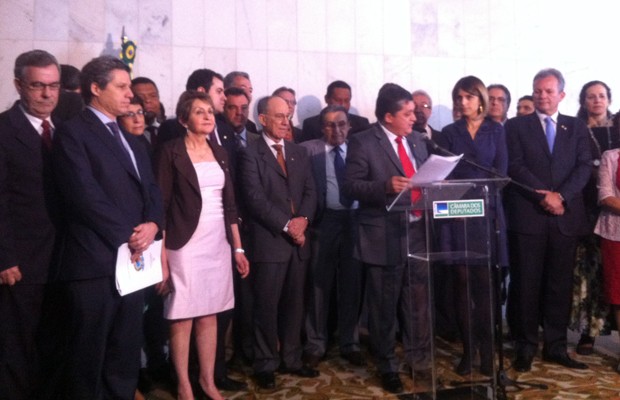 Parlamentares e representantes de partidos reunidos para entrega da proposta de reforma política (Foto: Lucas Salomão / G1)