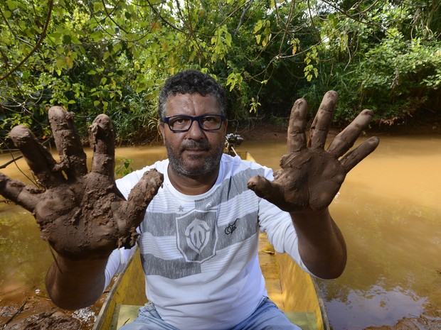 Propriedade de Wellington Gomes, em Regência, foi tomada por lama  (Foto: Bernardo Coutinho/A Gazeta)