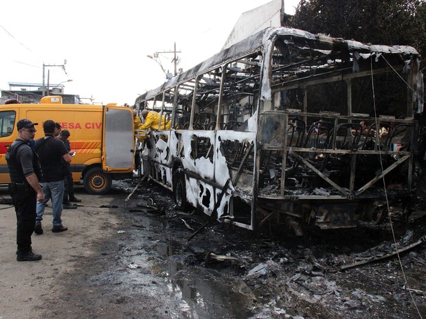 Ônibus colide contra um poste e pega fogo deixando pelo menos 8 pessoas mortas no RJ (Foto: Jose Lucena/Futura Pressa/Estadão Conteúdo)