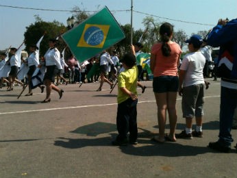 Crianças participaram do desfile com bandeiras (Foto: Fernando Castro/G1)