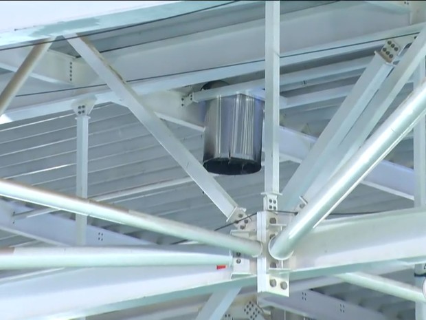 Balão caiu em tubulação no teto da Arena Carioca 3, no Parque Olímpico (Foto: Reprodução/TV Globo)