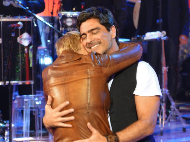 Xuxa e Junno ainda dançaram agarradinhos...  (Foto: TV Xuxa/Rede Globo)