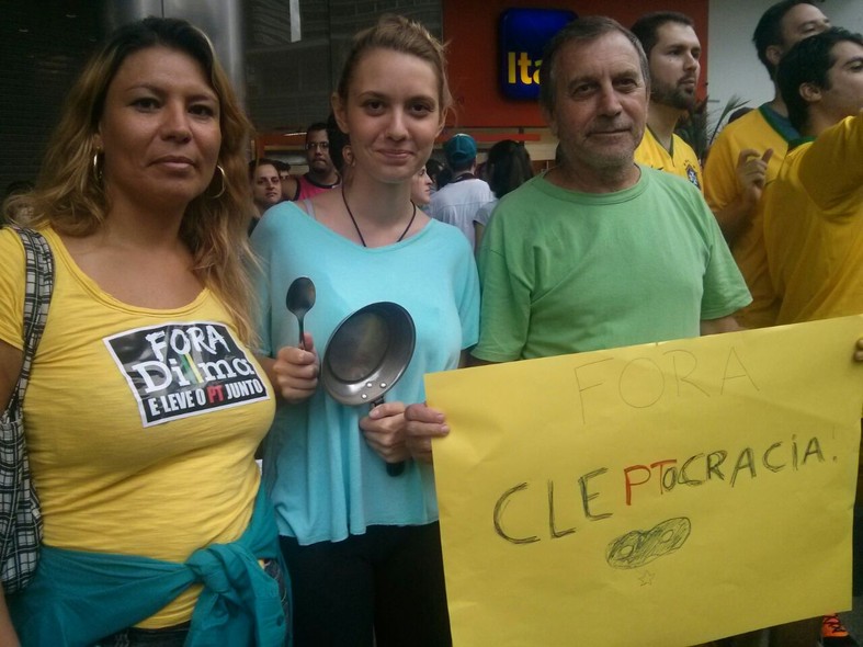 Miriam Souza, Fernanda D'Angelo e Miguel D'Angelo. Vieram manifestar contra a corrupção e são a favor do impeachment. São acionistas da Petrobras e se dizem prejudicados