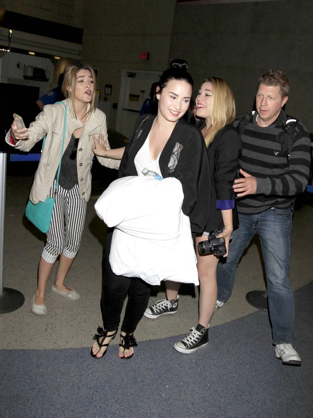 Demi Lovato com fãs brasileiras em aeroporto em Los Angeles, nos Estados Unidos (Foto: Splash News/ Agência)