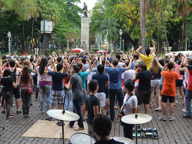 Cerca de 300 adolescentes dançaram e cantaram durante a gravação do clipe (Foto: Marina Sola/G1)