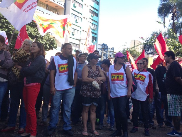 Integrantes de centrais sindicais protestam em Goiânia, Goiás (Foto: Luísa Gomes/G1)