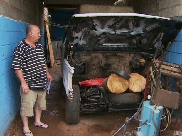Para recuperar veículo, o comerciante José Humberto de Menezes terá que gastar R$ 25 mil e precisa encontrar peças (Foto: Alexandre Sá/EPTV)