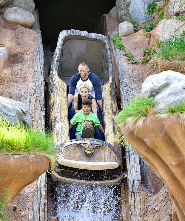 Heidi Klum se diverte com o filho e o namorado na Disney (Foto: Sharpshooter Images / Splash)