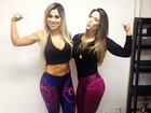 Ex-BBBs Vanessa Mesquita e Michelly posam juntas mostrando muque