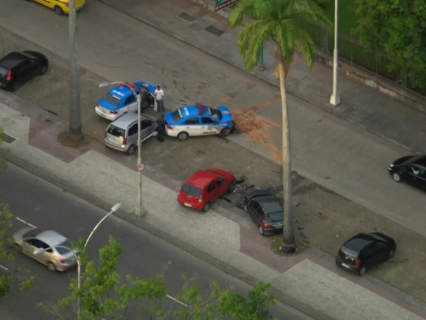 Assalto termina com acidente em Botafogo (Foto: Reprodução/TV Globo)