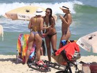 Ex-BBBs Analy e Fani curtem praia com Angelis, ex-affair de Caio Castro