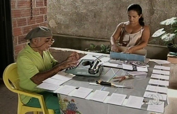 Gilberto e a esposa montam os livros de maneira artesanal (Foto: Reprodução/TV Anhanguera)