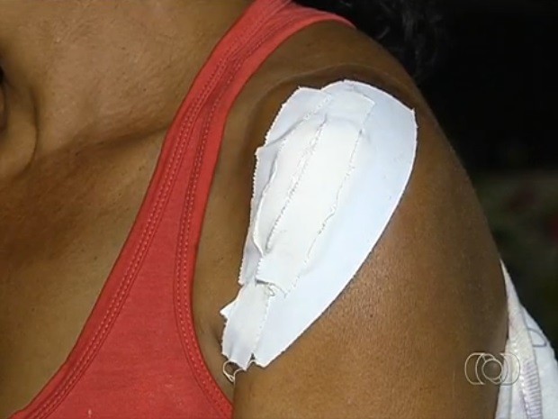 Homem é preso suspeito de agredir e esfaquear a mulher em Goianira, Goiás (Foto: Reprodução/TV Anhanguera) Homem é preso suspeito de agredir e esfaquear a mulher em Goianira, Goiás (Foto: Reprodução/TV Anhanguera)