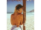 Giovanna Ewbank posa sensual de shortinho em praia do Rio