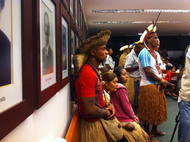 ìndios proetstam na Câmara contra política de demarcações do governo (Foto: Lucas Salomão/ G1)