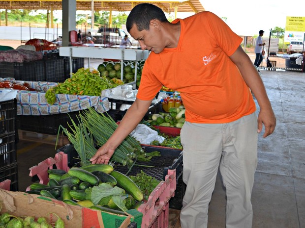 Ex-faxineiro Reinaldo Ferreira, de 29 anos, ajuda moradores de rua com restos de alimentos da Ceasa (Foto: Tácita Muniz/G1) Ex-faxineiro Reinaldo Ferreira, de 29 anos, ajuda moradores de rua com restos de alimentos da Ceasa (Foto: Tácita Muniz/G1)