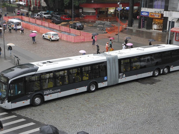 Modelo de ônibus BRT foi apresentado nesta quarta em Porto Alegre (Foto: Ricardo Giusti/Divulgação/PMPA)