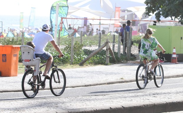 O casal andou de bicicleta com Eva (Foto: AgNews)