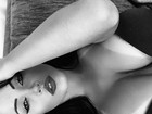 Claudia Alende mostra decotão e sensualiza em foto na web 