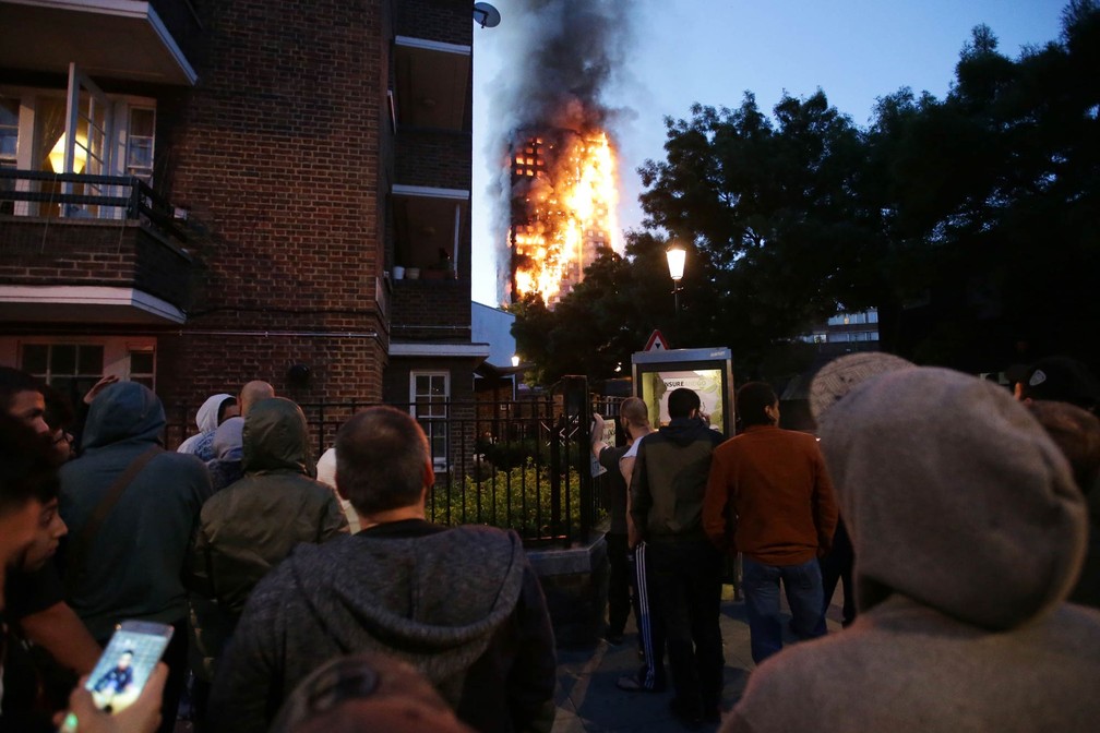 Moradores da vizinhança observam prédio em chamas no oeste de Londres (Foto: Daniel Leal-Olivas/AFP)