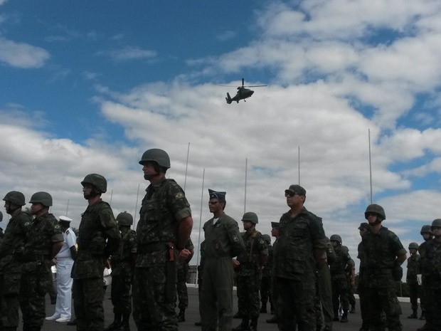 Helicóptero sobrevoa demonstração do Comando Militar do Planalto (Foto: Felipe Néri / G1)