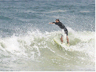 Ops! Cauã Reymond surfa em praia no Rio e leva caixote 