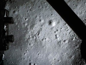 Imagem feita pelo módulo chinês Chang'e-3 mostra a superfície da Lua logo antes do pouso (Foto: AFP)