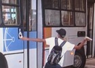 Passageiro depreda ônibus em paralisação em Goiás (Reprodução/TV Anhanguera)