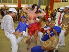 Carla Prata usa modelito ousado e cai no samba em quadra de escola no Rio