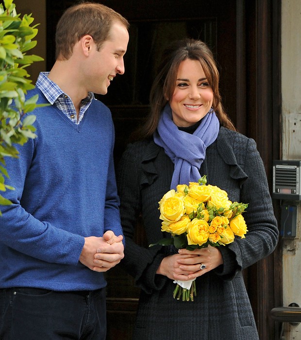 Sorridente, William posa para fotos com a mulher, grávida do primeiro herdeiro do casal (Foto: AP)