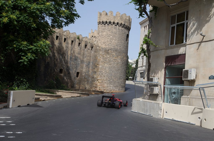 Subida para o castelo em um dos pontos mais estreitos da pista de Baku (Foto: Divulgação)
