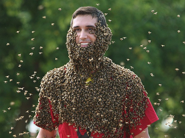 Patrick Boelsterli exibe sua 'barba de abelhas' durante o concurso anual (Foto: The Canadian Press/Dave Chidley/AP)