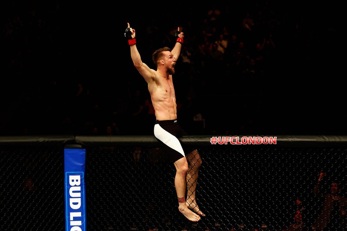 Teemu Packalen venceu Thibault Gouti por finalização aos 24s do R1 (Foto: Getty Images)